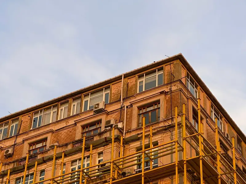 Edifício com andaime metálico montado em toda a fachada para obra de recuperação.