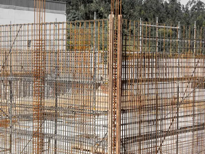 Malha densa de barras de aço de reforço montada em uma obra.